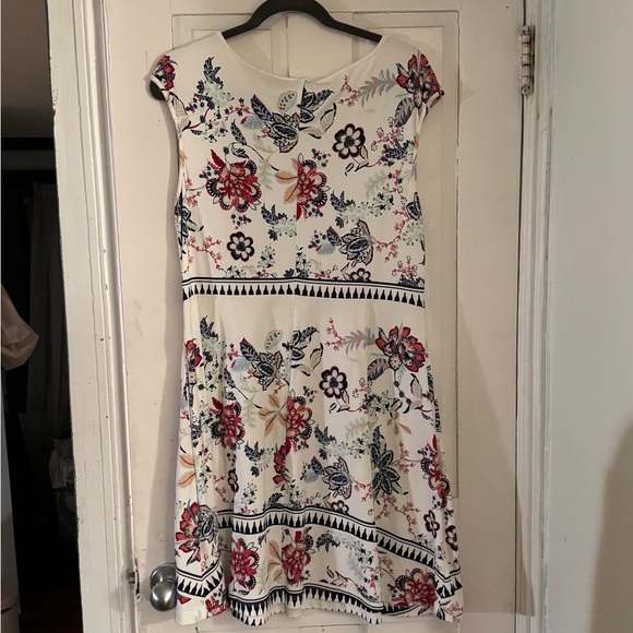 New York and Company, Floral dress; size large - Picture 6 of 6